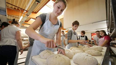 Konfirmanden backen 200 Brote und spenden Erlös