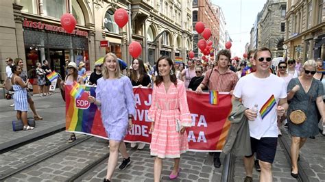 Galerie Sanna Marin Po fotkách nahoře bez se nyní odvázala na večírku