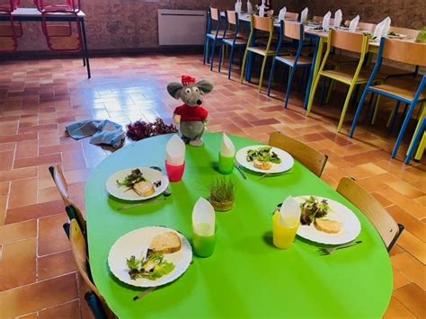 Mairie de Moustiers Sainte Marie Décoration de Noël de la cantine