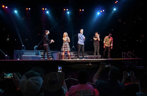 Review Pentatonix Gets Crowd Screaming At Rodeo