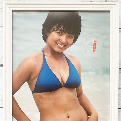 額装品 榊原郁恵 水着 ビキニ グラビア 昭和アイドル グラビア 若い頃 ポスター風広告 A4サイズ額入り アートフレーム Yh09 3