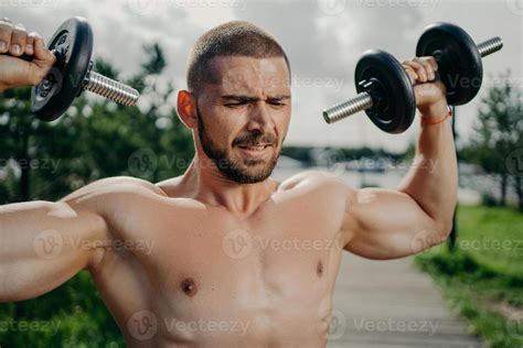 Un Hombre Europeo Musculoso Y Deportivo Hace Ejercicio Con Pesas Hace