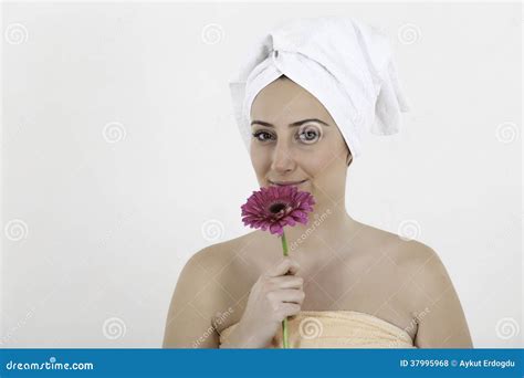 Mujer Joven Hermosa Que Sostiene La Flor P Rpura Foto De Archivo