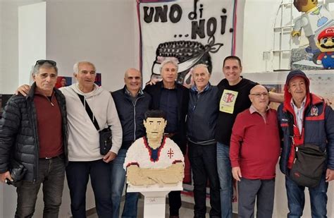 Cagliari Un Busto Di Gigi Riva Realizzato Con Mattoncini Lego