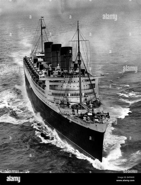 The Liner Ship Queen Mary At Full Speed November 1954 Stock Photo