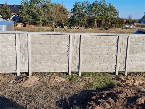 Betonzaun mit vertikalen Platten Ästhetischere Alternative