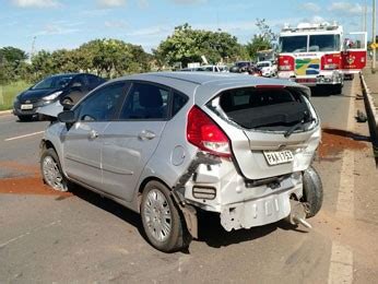 G Batida Entre Quatro Carros Deixa Tr S Feridos E Tr Nsito Lento Na