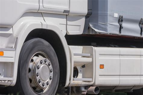 Dresden Mann Klaut Lkw In Mickten Und Durchbricht Zaun