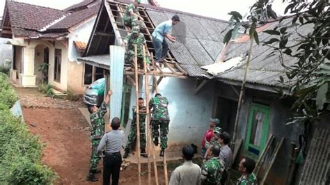 Tni Polri Kerja Bakti Perbaiki Rumah Rumah Warga Terdampak Angin Puting