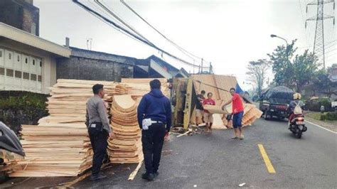 Tak Kuat Nanjak Truk Bermuatan Triplek Terguling Di Jalan Kertek