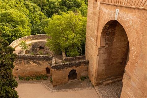 Granada Alhambra Scavenger Hunt And Sights Self Guided Tour