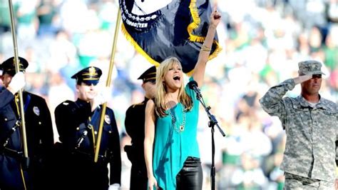 Lilian Garcia sings the National Anthem before the New York Jets ...