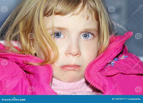 Geste Triste En Verticale Blonde De Petite Fille Image Stock Image Du