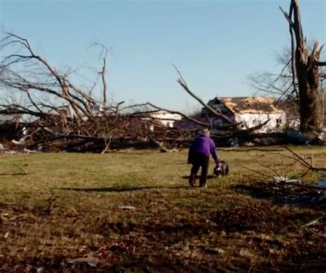 Po przejściu straszliwego tornado kobieta odnajduje w stertach gruzu