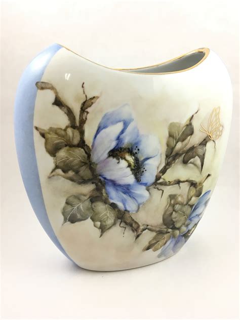 Vase Design En Porcelaine Peinte La Main Fleurs Bleues Papillon Or