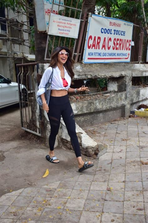 Shilpa Shetty Flaunts Washboard Abs In Crop Top And Leggings On Day Out See Pics India Today