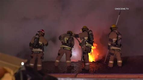 Firefighters Battle Early Morning Apartment Fire Youtube