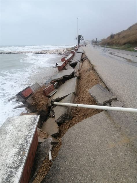 Maltempo Abruzzo Furiosa Mareggiata A Casalbordino Cedono Metri Di