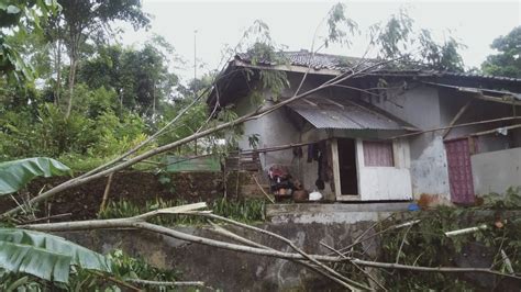 Puluhan Rumah Rusak Diterpa Angin Kencang Dan Pohon Tumbang Kerugian