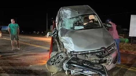 Caminhonete fica destruída após bater em traseira de carreta Interior