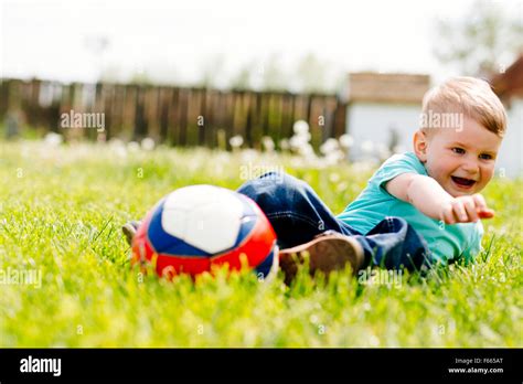 Niño jugando futbol fotografías e imágenes de alta resolución Página