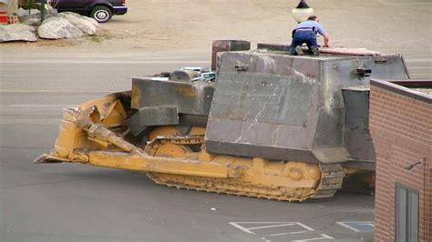 Elbuni On Twitter Un Polic A Se Trep En El Tanque Y Le Vaci