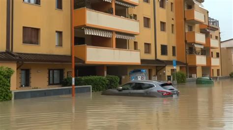 Esondazione Del Fiume Savio A Cesena Salvate A Nuoto Madre E Figlia