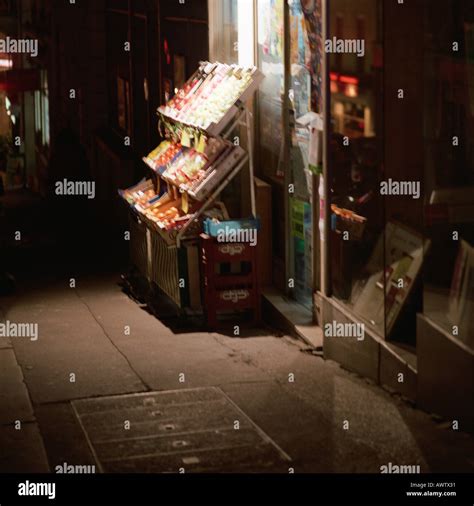 Convenience store exterior hi-res stock photography and images - Alamy