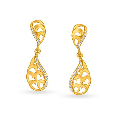 Buy Chic 22 Karat Yellow Gold Dual Paisley Drop Earrings At Best Price Tanishq Uae