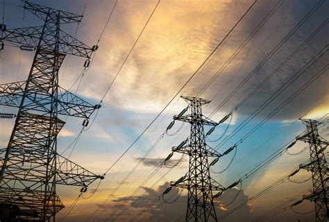 Mexicanos reúnen miles de firmas en apoyo a la reforma eléctrica