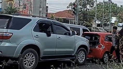 Mobil Tabrakan Beruntun Di Jalan Sudirman Palembang Macet Lalin Viral