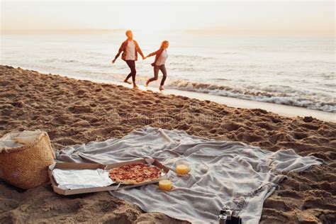 Centrarse En El Picnic Con Pizza Y Jugo Pareja Feliz Mujer Y Hombre