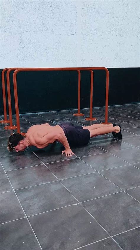 Planche lean push ups - Exercise level intermediate