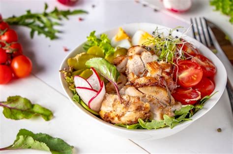 Almuerzo saludable en un tazón de buda con pollo al horno quinua