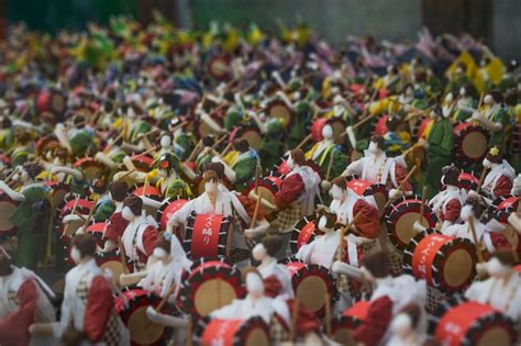 Una gran multitud de personas están tocando tambores Foto Premium