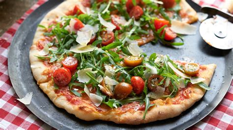 Pizza Mit Rucola Und Tomaten Rezept Selbst Machen Alnatura