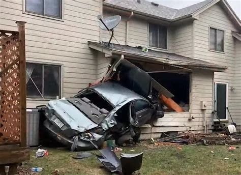 Car Crashes Into Iowa Home Causing 50000 In Damage