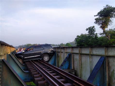 Ajaib Ada Mobil Melintang Di Atas Rel Kereta Di Jembatan Sungai Angin