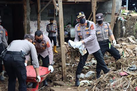 Peduli Bencana Ratusan Polisi Bantu Penanganan Pasca Banjir Bandang Di