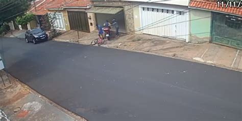 Mulher tem moto roubada ao chegar em casa em Ribeirão Preto Veja vídeo