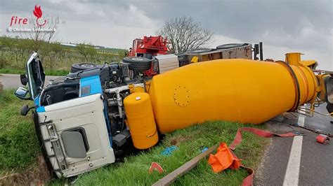 N Achs Betonmischer Bei Langenlois In Den Graben Gest Rzt Bergung