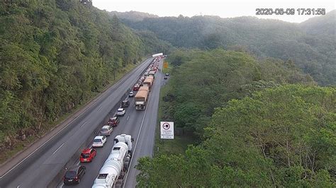 Caminhão Tomba Na Br 277 E Bloqueia Trecho Da Rodovia No Sentido Que