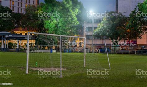 Lapangan Sepak Bola Kosong Di Malam Hari Foto Stok - Unduh Gambar ...