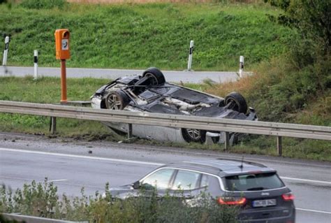 Schwerer Unfall auf A4 bei Glauchau PKW überschlägt sich auf nasser