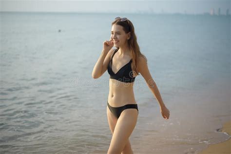 Hermosa Mujer En Bikini Negro Est Caminando En La Playa Foto De