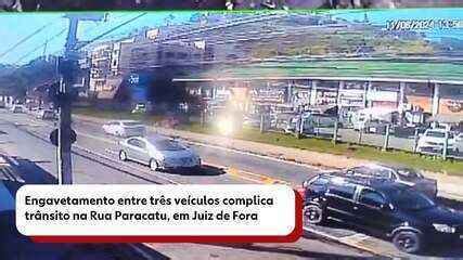 VÍDEO carro invade faixa atinge traseira de outro e causa