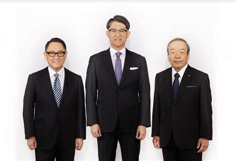 toyoda  step   toyota ceo passes torch  lexus president
