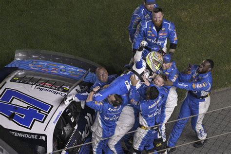 Ricky Stenhouse Jr Wins Longest Daytona 500 In History Wtop News