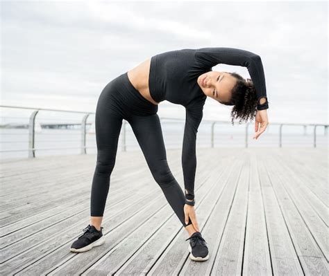 L athlète Est Une Femme Confiante Qui Fait Des Exercices De Fitness