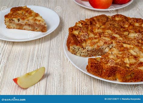 Tarte Aux Pommes Sur Une Assiette Sur Une Table En Bois Sur Fond De